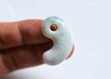 糸魚川翡翠　勾玉　白・淡緑　29mm / Itoigawa Jadeite MAGATAMA