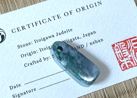 糸魚川翡翠　垂飾　鮮緑・ライトグレー　3.84g / Itoigawa Jadeite SUISHOKU