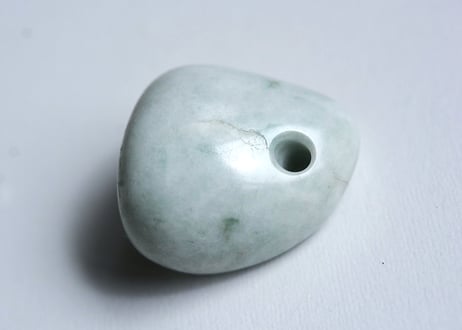 糸魚川翡翠　石笛　丸みのある造形　ごく淡い緑　30mm / Itoigawa Jadeite IWABUE