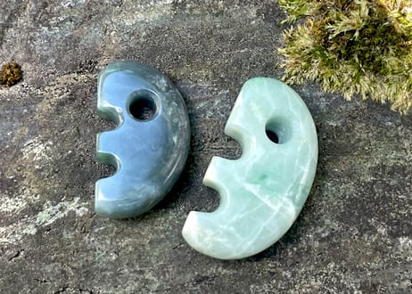 糸魚川ネフライト　獣型勾玉　深緑・青緑　27mm / Itoigawa Nephrite Beast-Shaped MAGATAMA