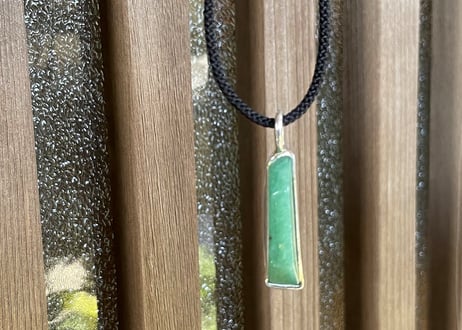 糸魚川翡翠　金山谷　シルバー925ペンダントトップ　細長いフリーフォーム　緑　24mm / Itoigawa Jadeite Silver Pendant