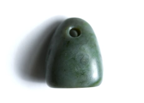 糸魚川ネフライト　石笛　丸みのある造形　緑　シルキーマット仕上げ　30mm / Itoigawa Nephrite IWABUE