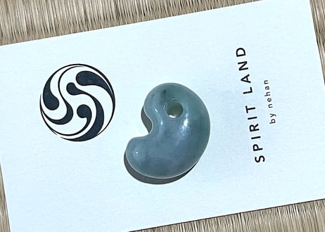 糸魚川翡翠　縄文型勾玉　ライトグリーン　25mm / Itoigawa Jadeite MAGATAMA
