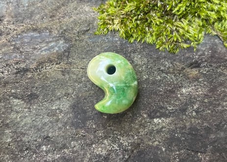 糸魚川翡翠　勾玉　若草色　18mm / Itoigawa Jadeite MAGATAMA