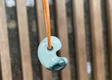 糸魚川翡翠　勾玉　ブルーグレー・濃青　23mm / Itoigawa Jadeite MAGATAMA