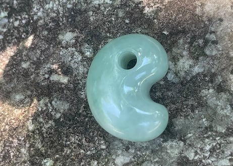 糸魚川翡翠　縄文型勾玉　ライトグリーン　25mm / Itoigawa Jadeite MAGATAMA
