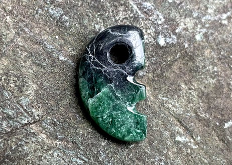 糸魚川翡翠　獣型勾玉　黒・鮮緑　26mm / Itoigawa Jadeite Beast-Shaped MAGATAMA