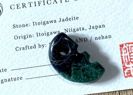 糸魚川翡翠　獣型勾玉　黒・鮮緑　26mm / Itoigawa Jadeite Beast-Shaped MAGATAMA