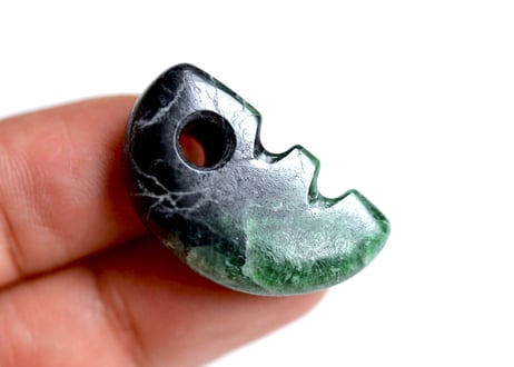 糸魚川翡翠　獣型勾玉　黒・鮮緑　26mm / Itoigawa Jadeite Beast-Shaped MAGATAMA