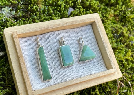 糸魚川翡翠　金山谷　シルバー925ペンダントトップ　三角形　ミントグリーン　11mm / Itoigawa Jadeite Silver Pendant