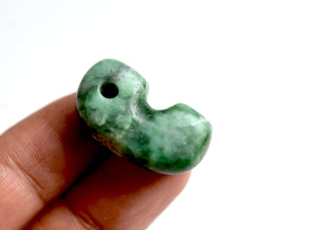 糸魚川翡翠　縄文型勾玉　ライトグリーン　27mm / Itoigawa Jadeite MAGATAMA