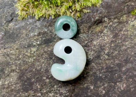糸魚川翡翠　勾玉＋翡翠ビーズ　16mm　白緑 / Itoigawa Jadeite MAGATAMA + Bead