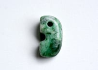 糸魚川翡翠　縄文型勾玉　ライトグリーン　27mm / Itoigawa Jadeite MAGATAMA