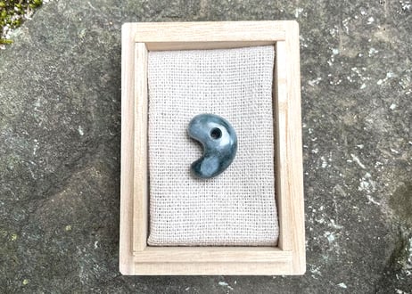 糸魚川翡翠　勾玉　黒白圧搾翡翠　20mm / Itoigawa Jadeite MAGATAMA