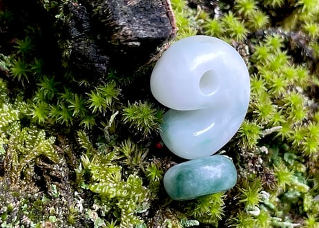 糸魚川翡翠　勾玉＋翡翠ビーズ　16mm　白緑 / Itoigawa Jadeite MAGATAMA + Bead