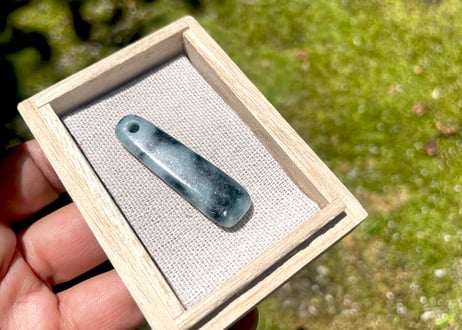 糸魚川翡翠　垂飾　圧搾翡翠　41mm / Itoigawa Jadeite SUISHOKU
