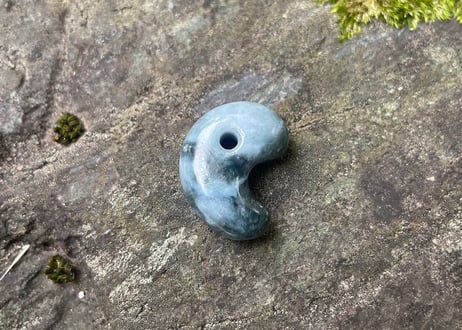 糸魚川翡翠　勾玉　黒白圧搾翡翠　20mm / Itoigawa Jadeite MAGATAMA