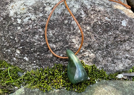 糸魚川ネフライト　石笛 IWABUE　深緑　39mm / Itoigawa Nephrite Japanese Stone Whistle