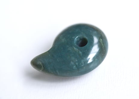 糸魚川ネフライト　勾玉　丸みのあるコンマ形　青緑　25mm / Itoigawa Nephrite MAGATAMA