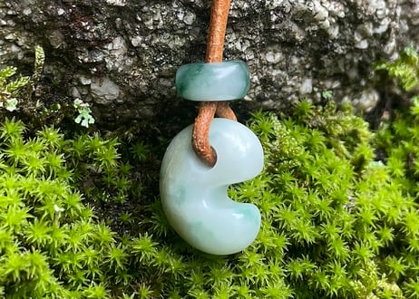 糸魚川翡翠　勾玉＋翡翠ビーズ　16mm　白緑 / Itoigawa Jadeite MAGATAMA + Bead