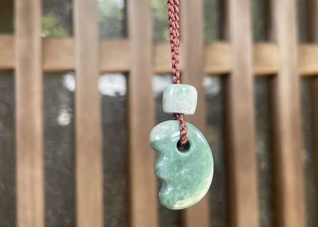 糸魚川翡翠　獣型勾玉＋翡翠ビーズ　5.88g / Itoigawa Jadeite Beast-Shaped MAGATAMA + Jadeite Bead