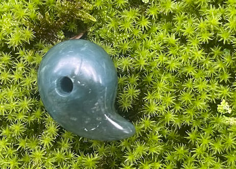 糸魚川ネフライト　勾玉　丸みのあるコンマ形　青緑　25mm / Itoigawa Nephrite MAGATAMA