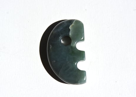 糸魚川ネフライト　獣型勾玉　深緑・青緑　27mm / Itoigawa Nephrite Beast-Shaped MAGATAMA