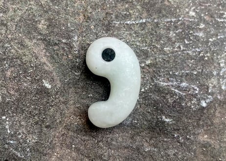 糸魚川翡翠　沖縄型勾玉　白翡翠・淡緑　28mm / Itoigawa Jadeite MAGATAMA