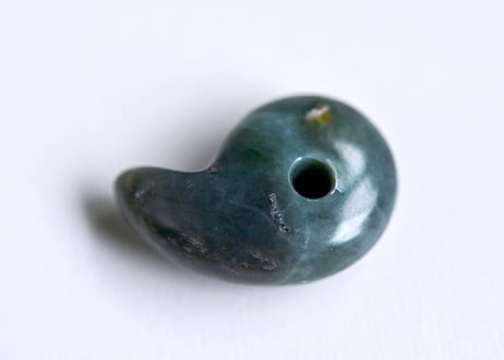 糸魚川ネフライト　勾玉　丸みのあるコンマ形　青灰緑　25mm / Itoigawa Nephrite MAGATAMA