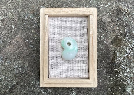 糸魚川翡翠　勾玉　白緑　24mm / Itoigawa Jadeite MAGATAMA