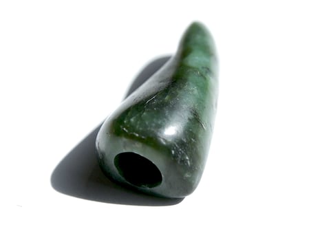 糸魚川ネフライト　石笛 IWABUE　深緑　39mm / Itoigawa Nephrite Japanese Stone Whistle