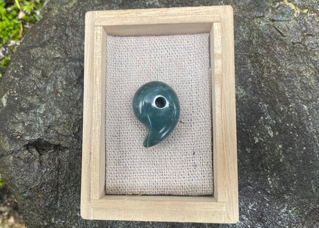 糸魚川ネフライト　勾玉　丸みのあるコンマ形　青緑　25mm / Itoigawa Nephrite MAGATAMA