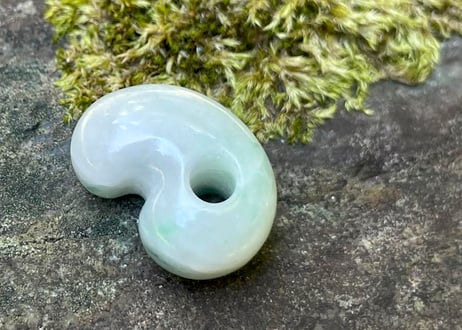 糸魚川翡翠　勾玉　鮮緑・ライトグレー　21mm / Itoigawa Jadeite MAGATAMA