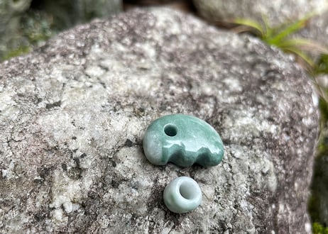 糸魚川翡翠　獣型勾玉＋翡翠ビーズ　5.88g / Itoigawa Jadeite Beast-Shaped MAGATAMA + Jadeite Bead
