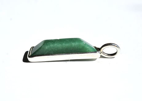 糸魚川翡翠　金山谷　シルバー925ペンダントトップ　細長いフリーフォーム　緑　24mm / Itoigawa Jadeite Silver Pendant