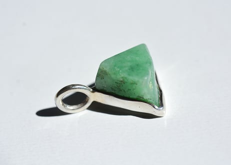 糸魚川翡翠　金山谷　シルバー925ペンダントトップ　三角形　ミントグリーン　11mm / Itoigawa Jadeite Silver Pendant