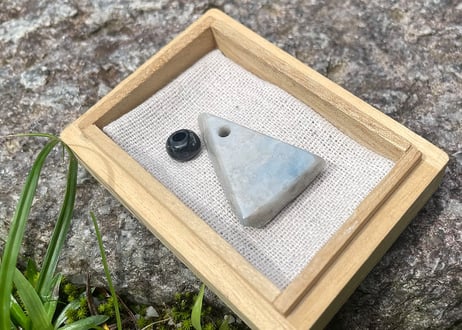 糸魚川翡翠　入りコン沢青翡翠 垂飾＋黒翡翠ビーズ　11.33g / Itoigawa Jadeite