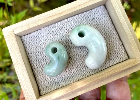 糸魚川翡翠　勾玉　ミルキーグリーン　21mm / Itoigawa Jadeite MAGATAMA