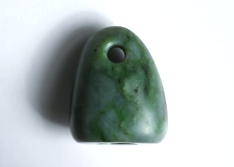 糸魚川ネフライト　石笛　丸みのある造形　緑　シルキーマット仕上げ　30mm / Itoigawa Nephrite IWABUE
