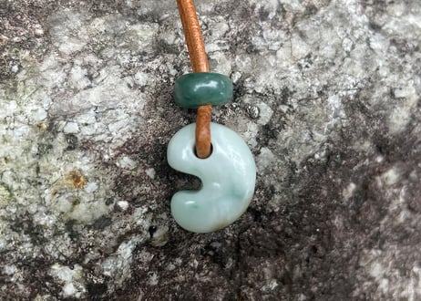 糸魚川翡翠　勾玉＋翡翠ビーズ　16mm　白緑 / Itoigawa Jadeite MAGATAMA + Bead