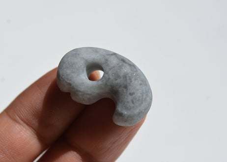糸魚川翡翠 獣型勾玉 25mm / Itoigawa Jadeite Beast-Shaped MAGATAMA | Jomon Inspired Matte Finish