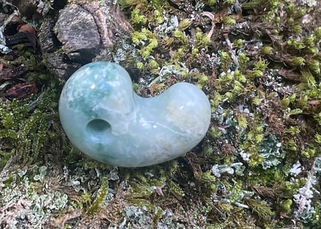 糸魚川翡翠　勾玉　ミントグリーン　24mm / Itoigawa Jadeite MAGATAMA