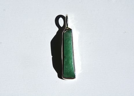 糸魚川翡翠　金山谷　シルバー925ペンダントトップ　細長いフリーフォーム　緑　24mm / Itoigawa Jadeite Silver Pendant