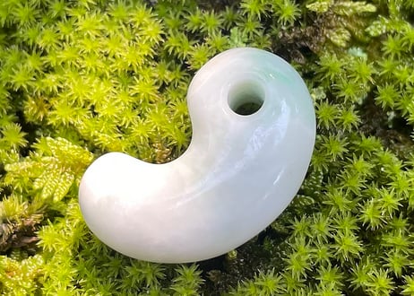 糸魚川翡翠　勾玉　白・淡緑　29mm / Itoigawa Jadeite MAGATAMA