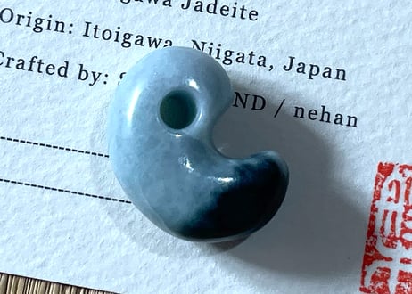 糸魚川翡翠　勾玉　ブルーグレー・濃青　23mm / Itoigawa Jadeite MAGATAMA