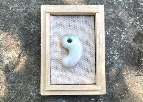 糸魚川翡翠　勾玉　白・淡緑　29mm / Itoigawa Jadeite MAGATAMA