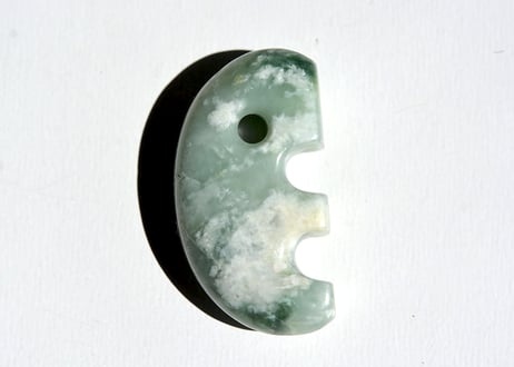 糸魚川翡翠　獣型勾玉　緑・透過　31mm / Itoigawa Jadeite Beast-Shaped MAGATAMA