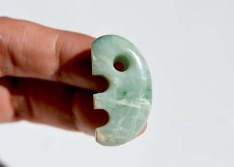 糸魚川翡翠　獣型勾玉　緑・透過　31mm / Itoigawa Jadeite Beast-Shaped MAGATAMA