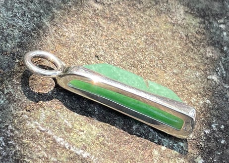 糸魚川翡翠　金山谷　シルバー925ペンダントトップ　細長いフリーフォーム　緑　24mm / Itoigawa Jadeite Silver Pendant