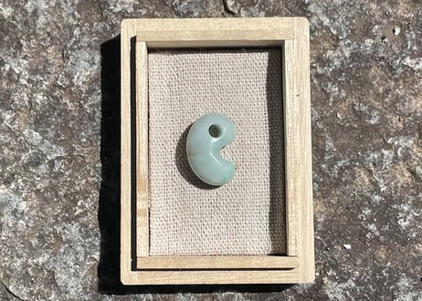 糸魚川翡翠　勾玉　ミルキーグリーン　21mm / Itoigawa Jadeite MAGATAMA